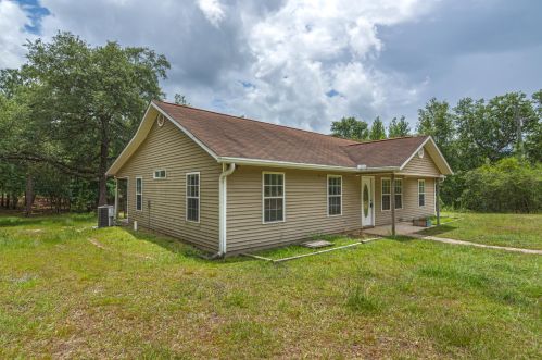 905 Hiawatha St, Holt, FL 32564-9705