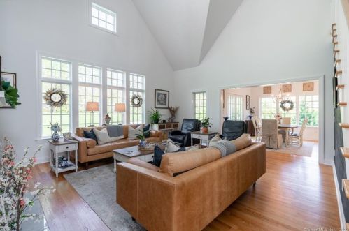 19 Somerset Dr, Waterbury CT  06762-3341 exterior