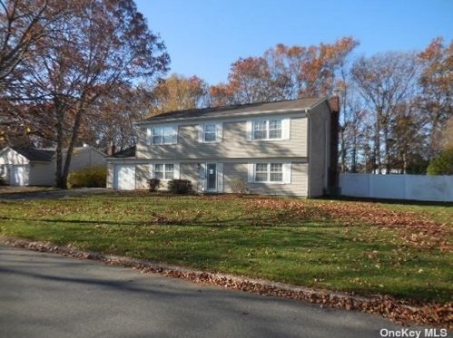 10 Lynhaven Pl, South Setauket, NY 11720-1214