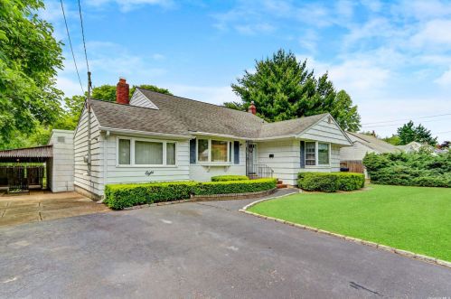 8 Durhamoc Ln, Babylon, NY 11703-3008