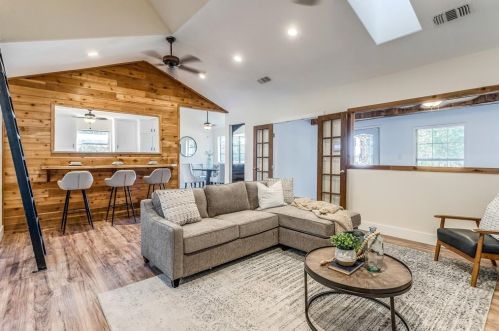 100 Clinton St, Burleson, TX 76028-2522