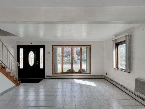 156 Cushing Ave, Williston Park, NY 11596-1638