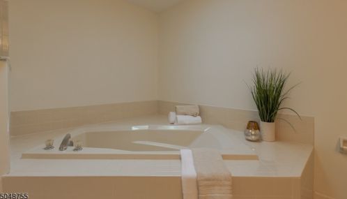 18 Springholm Dr, Berkeley Heights NJ  07922-2721 exterior
