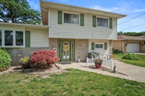 2210 3rd St, Hobart, IN 46342-3938