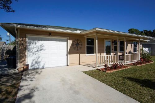 933 Whittier Ter, Fort Pierce, FL 34953-2324