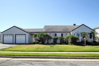 41 4th St, Freeport, NY 11520-5709