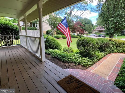 6310 Falling Brook Dr, Springfield VA  22015-4032 exterior