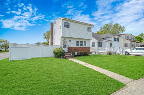257 Deauville Pkwy, North Lindenhurst, NY 11757-6008