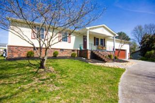 709 Periwinkle Ln, Maryville, TN 37804-3668