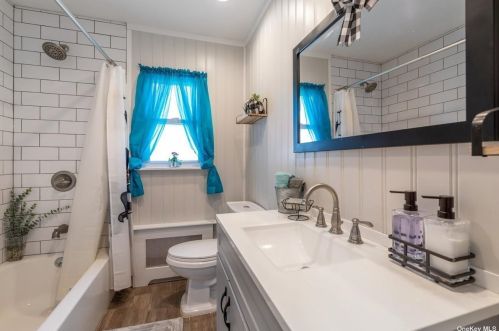 420 Clement Ave, Floral Park NY  11003-3320 exterior