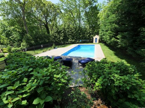 28 Little Harbor Rd, Mount Sinai NY  11766-1208 exterior