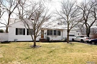 26 Amuxen Ct, Islip Manor, NY 11751-3602