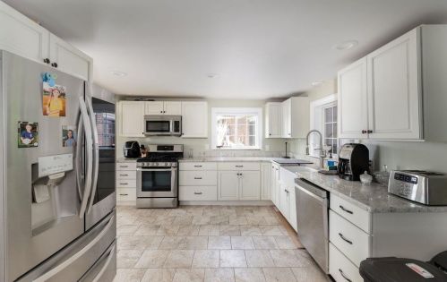 2 Howard St, Salem NH  03079-2565 exterior