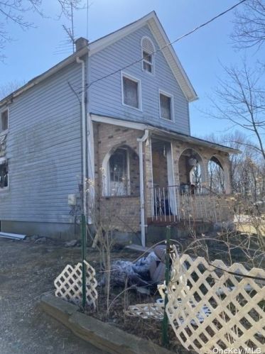 92 Columbia St, Huntington Station, NY 11746-1218