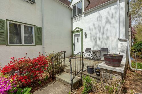 25 Tain Dr, Great Neck, NY 11021-4422