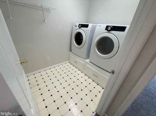 32 Pin Oak Dr, Dover DE  19904-2373 exterior