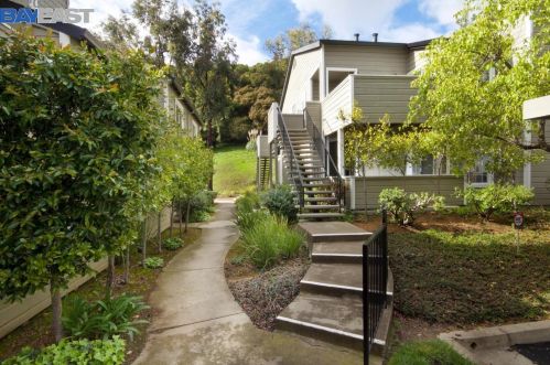 515 Canyon Oaks Dr, Oakland, CA 94605-3895