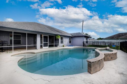 912 Paar Dr, Fort Pierce FL  34953-5623 exterior