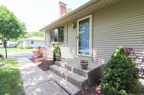 22 Glendale Dr, Bristol, CT 06010-3039
