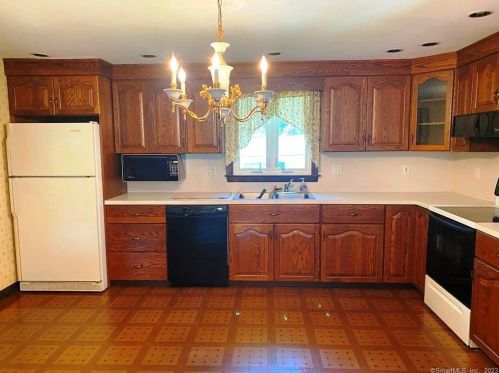 8 Longmeadow Drive Ext, Waterbury, CT 06716-2238