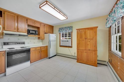 61 Cow Path Dr, Stamford CT  06902-1016 exterior