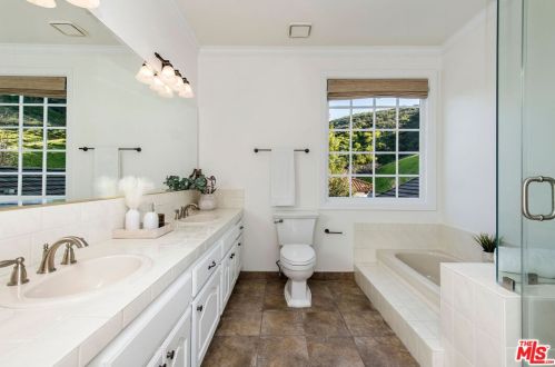 29646 Ridgeway Dr, Calabasas CA  91301-4147 exterior