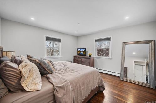 385 Saw Mill River Rd, Yorktown Hgts NY  10598-6131 exterior