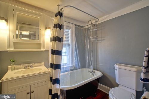 102 Cornwall St, Leesburg VA 20176-2804 exterior