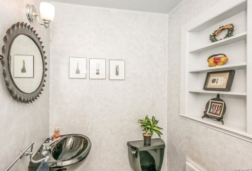 30 Canterbury Rd, White Plains NY  10607-1108 exterior