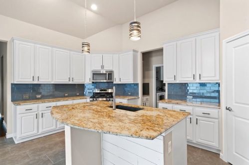 121 Greene, Uhland, TX 78640