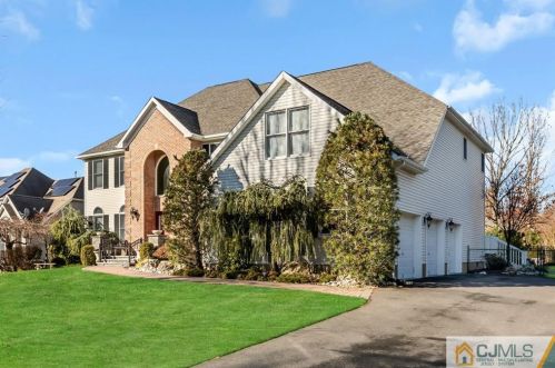 6 Winchester Dr, East Brunswick, NJ 08816-3385