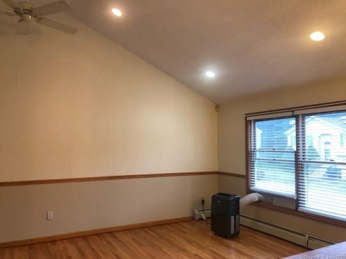 9 Laurie Pl, Waterbury, CT 06704-6101