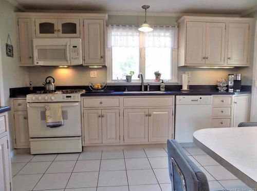 282 Hayden Sta Rd, Windsor CT 06095-1407 exterior