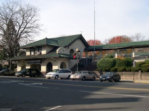 265 Hillcrest Rd, Ridgewood NJ  07450-2435 exterior