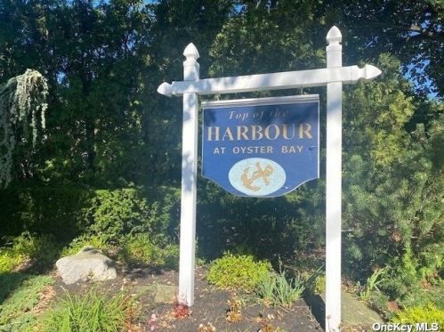 1 Anchorage Ln, Muttontown NY  11771-2719 exterior