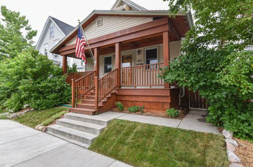 922 75th St, Milwaukee WI 53214-3016 exterior