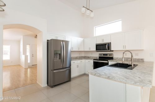 7211 Kiwi Ln, Tucson, AZ 85743-8938