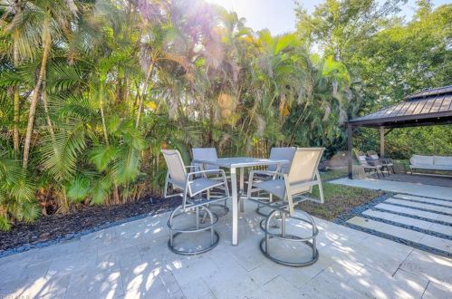 300 Country Clb Dr, Naples FL 34110-1144 exterior