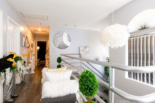 9362 Moonbeam Ave, Van Nuys, CA 91402-1392