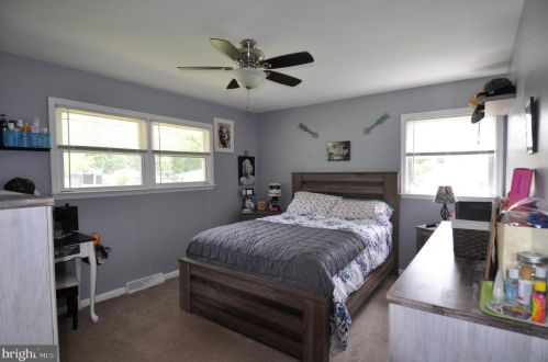 5 Oak Ave, Browns Mills NJ  08015-3215 exterior