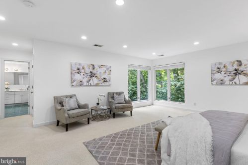 3709 Whispering Ln, Falls Church VA  22041-1121 exterior