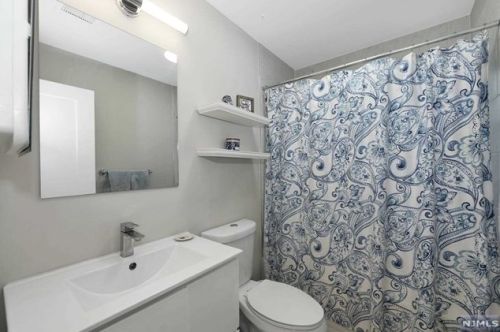 12 Pawnee Ave, Oakland NJ  07436-3019 exterior