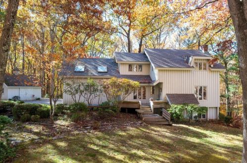 85 Eastwoods Rd, Scotts Corners, NY 10576-1840