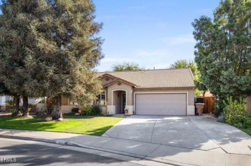 8211 Maple Grove Ln, Bakersfield, CA 93312-6623
