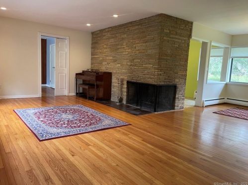 136 Thunder Hill Dr, Stamford, CT 06902-1024