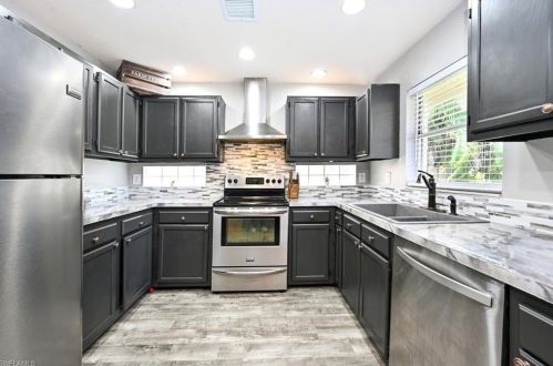 6007 Hollow Dr, Naples, FL 34112-2923