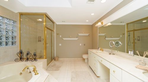 18 Drew Dr, Eastport NY  11941-1335 exterior