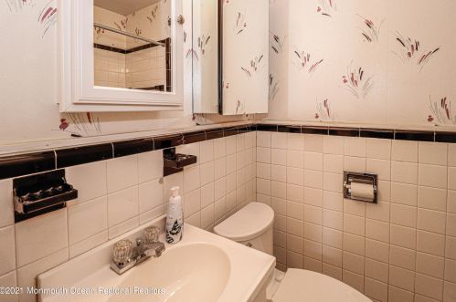 40 Irving Pl, Tinton Falls NJ  07724-1625 exterior