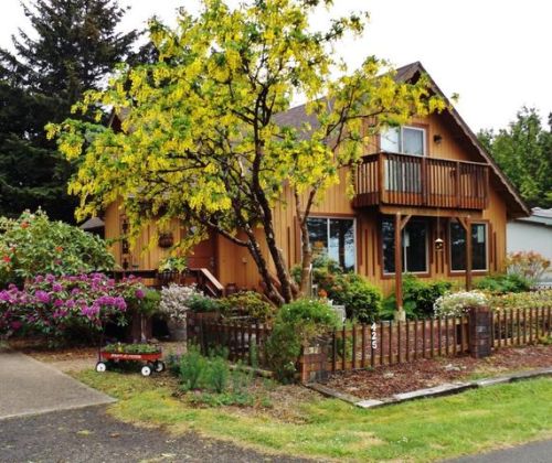 425 Green Dr, Waldport, OR 97394-9202