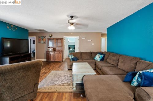 2135 Newbury Cir, Lodi, CA 95240-6612